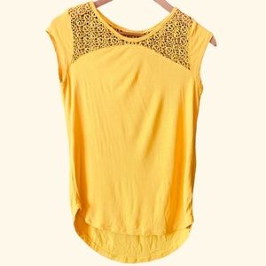 Old Navy Yellow Tee Size XS Leaf Motif on Yoke